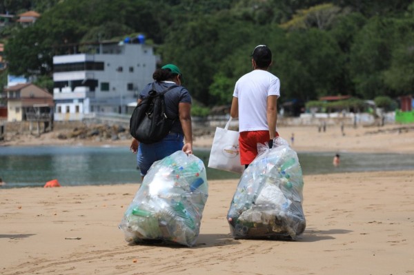 Jornada de limpieza en Taboga recoge 885 libras de basura