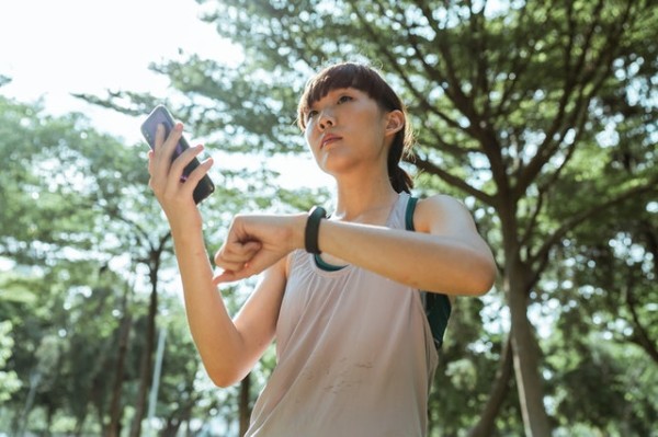 Una ciudad japonesa prohíbe caminar y ver el celular al mismo tiempo