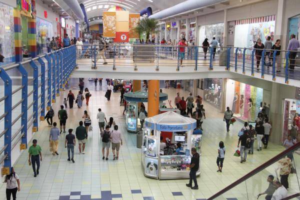 ml | Un grupo de personas en las instalaciones del centro comercial de Albrook Mall .