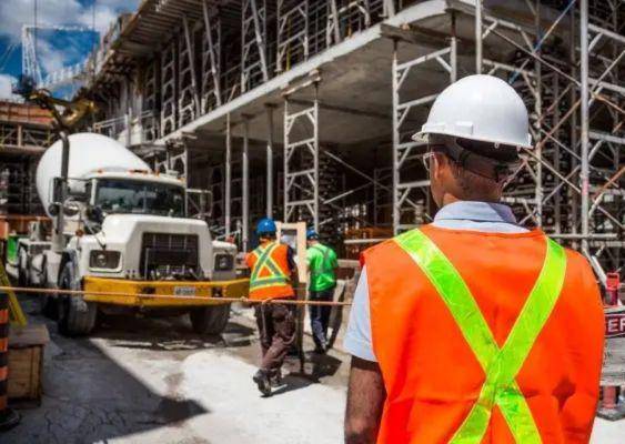 PIXABAY | Obreros trabajando en la construccion de un edificio.