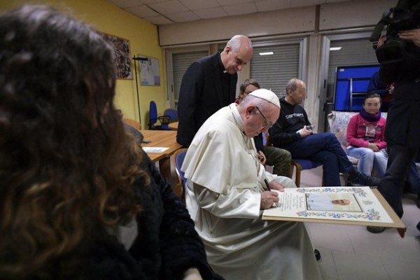 El papa recuerda a 19 mártires de la guerra civil argelina beatificados hoy