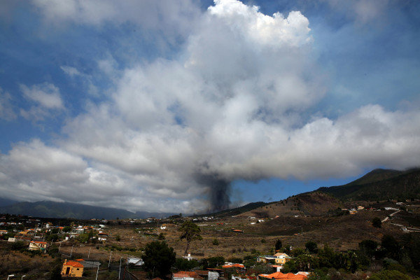 El volcán Cumbre Vieja entra en erupción en archipiélago español de Canarias