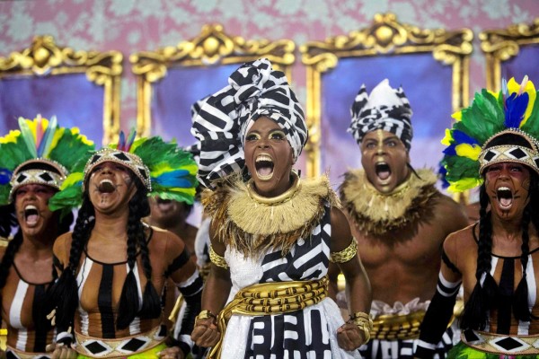 Escuelas de samba suben el tono a su crítica social en carnaval de Rio