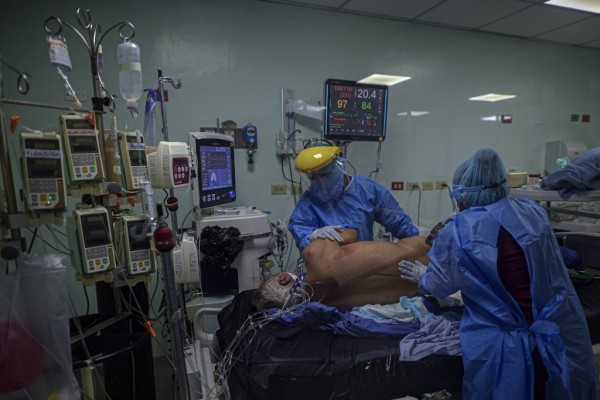 Panamá evalúa la contratación de médicos cubanos