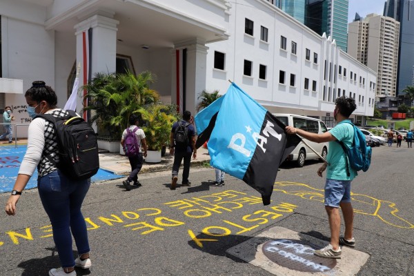 Universitarios vandalizan sede del Ministerio de Economía y Finanzas