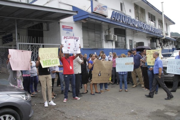 Trabajadores de aduana decretan paro nacional, exigen el refrendo de sus bonos