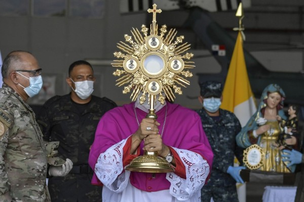Arzobispo panameño da inicio a Semana Santa en helicóptero por crisis de la COVID-19