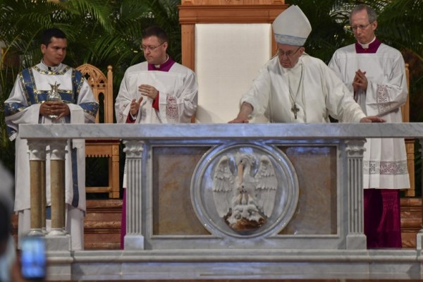 Papa consagra altar de la Catedral Basílica Santa María La Antigua