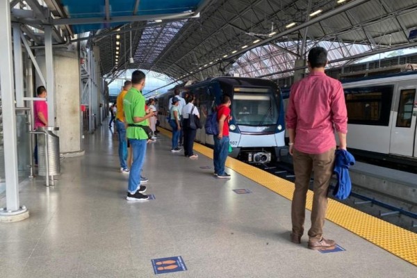 Bebé viaja solo en el Metro de Panamá luego de separarse de su madre por el cierre de puertas