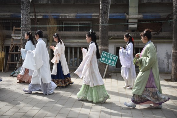 En China, los jóvenes ponen de moda el 'hanfu', el traje tradicional