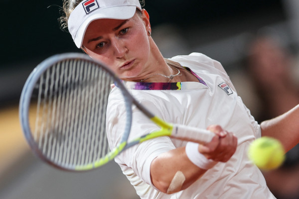 Krejcikova, positiva al covid, renuncia también al doble en Roland Garros