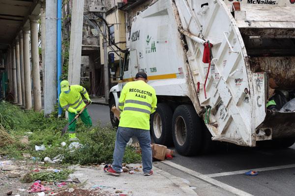 Cortesía | Personal de la Autoridad de Aseo durante la jornada de recolección de basura en el distrito de San Miguelito.