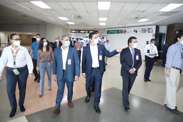 Ministro Sucre visita el Aeropuerto de Tocumen para conocer del mini hub Humanitario