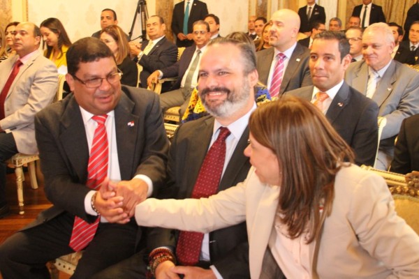 Carlos Aguilar se oficializa como ministro de Cultura