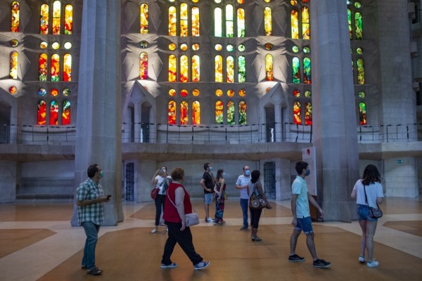 En Barcelona, la Sagrada Familia reabre en homenaje al personal sanitario