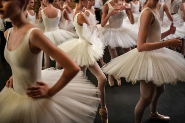 Bailarines de la Ópera de París cuelgan sus zapatillas para sumarse a protestas en Francia