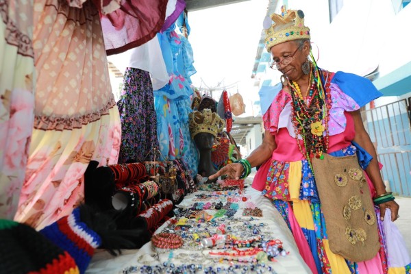 Abuela de 73 años diseña piezas para mantener viva la cultura afrodescendiente