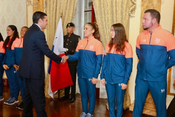 Atletas panameños reciben el pabellón nacional rumbo a los Juegos Suramericanos