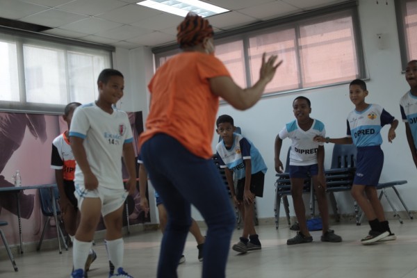 Dictan taller de danza de diablitos de espejos a jóvenes de la Copa de las Estrellas