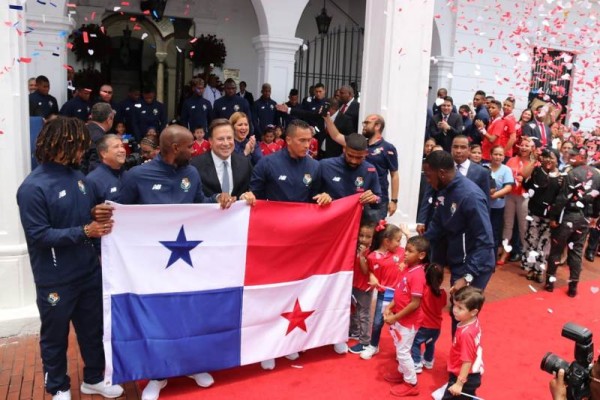 Presidente Varela entrega la bandera a la selección de Fútbol