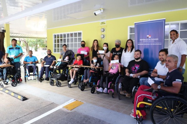 Personas con discapacidad son beneficiadas con sillas de ruedas y prótesis