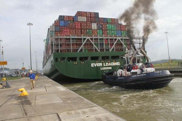 ¿Cómo funciona el remolque de los buques en el Canal de Panamá?