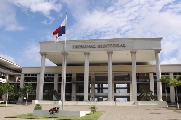 Tribunal Electoral suspende a funcionaria y abre una investigación