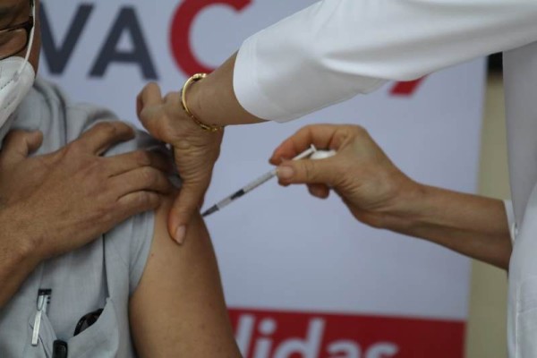 Arranca en Panamá vacunación contra el Covid-19 con el personal de salud