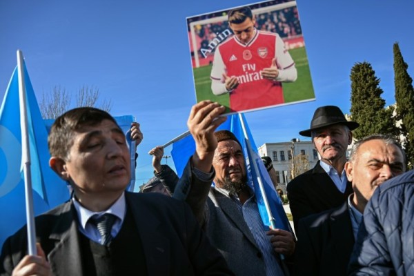 Televisión estatal china cancela un partido del Arsenal por comentarios de Ozil sobre uigures