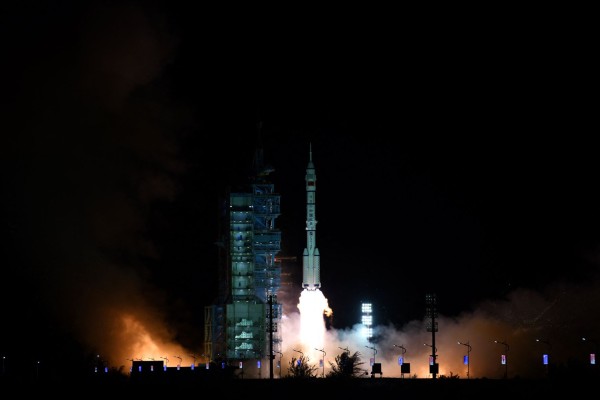 Nave tripulada china se acopla con éxito a la estación espacial