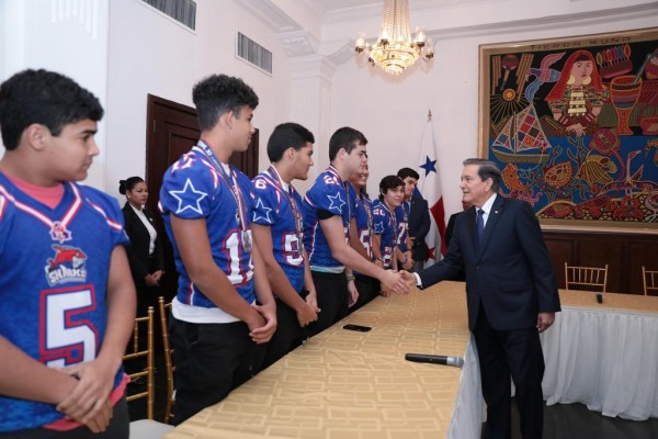 Presidente recibe a campeones del Torneo Internacional de fútbol americano