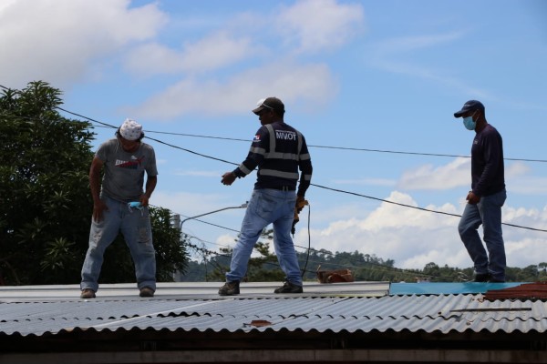 Instalan techos desprendidos por ventolina en tres comunidades de Chepo