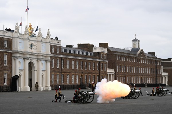 De Londres a Gibraltar, salvas de cañón en homenaje al príncipe Felipe