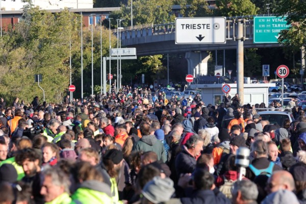 Marchas y enfrentamientos en Trieste para protestar con el pasaporte covid