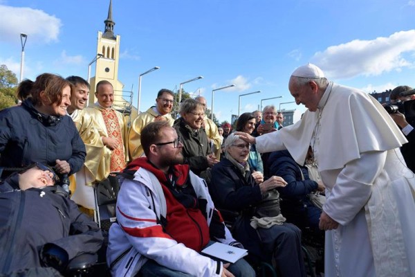 El papa Francisco aterriza en Roma tras su viaje a los países bálticos