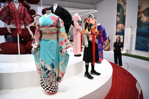 Icono de moda, el kimono exhibe sus transformaciones en Londres