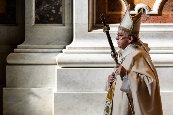 Vaticano investigará supuesto 'me gusta' papal de foto picante de modelo brasileña