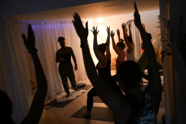 La batalla por promover la diversidad en el yoga, una industria en alza