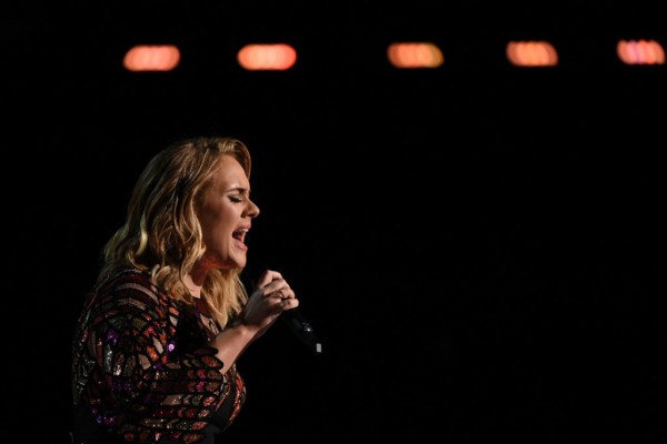 En llanto, Adele cancela conciertos en Las Vegas por covid