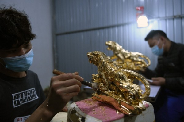 Figurines de tigres se venden a precio de oro en Vietnam por el Año Nuevo