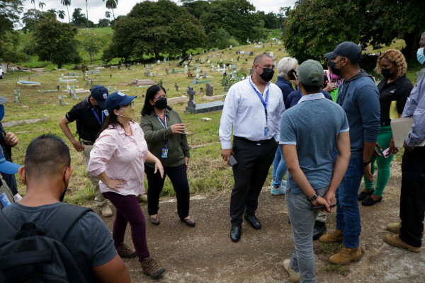 Exhuman tumbas en cementerio de Colón para ubicar a víctimas de la invasión de 1989