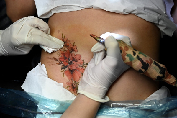 Mujeres en Vietnam curan sus heridas con tatuajes