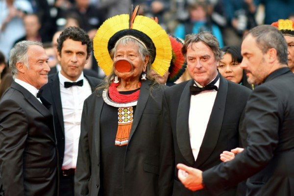 Líder indígena brasileño Raoni, en la alfombra roja de Cannes
