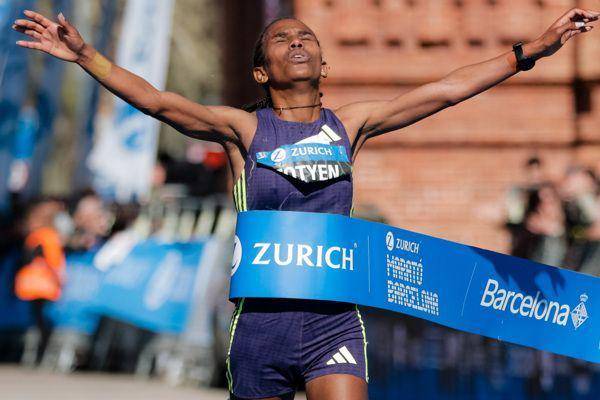La etíope Tesfay firma en Barcelona el segundo maratón más rápido de la historia