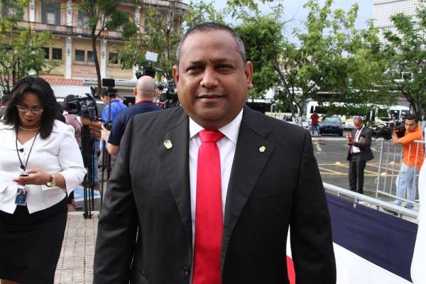 Carrizo oficializó aspiraciones de ser candidato presidencial