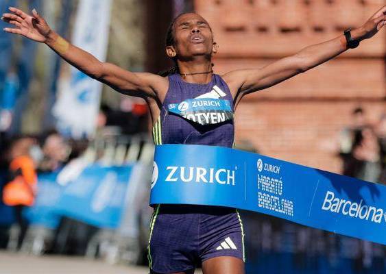 La etíope Tesfay firma en Barcelona el segundo maratón más rápido de la historia