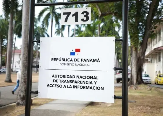 ML | Cartel en la sede de la Autoridad Nacional de Transparencia y Acceso a la Información (ANTAI).