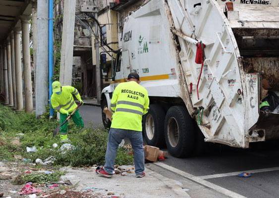 Cortesía | Personal de la Autoridad de Aseo durante la jornada de recolección de basura en el distrito de San Miguelito.