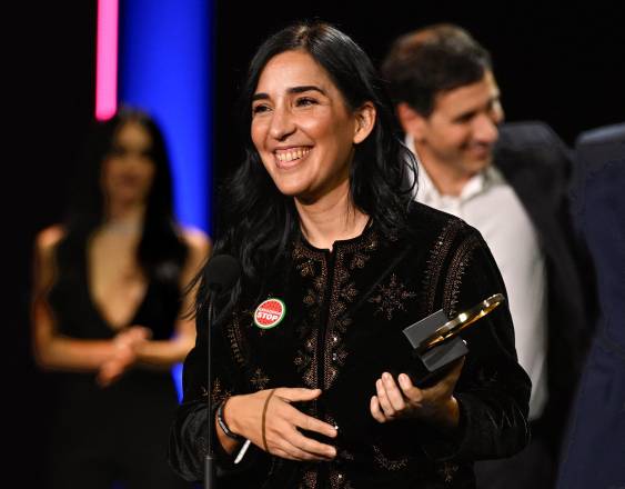 AFP | La directora española Alauda Ruiz de Azua recibe la Concha de Oro a Mejor Película por “Los Domingos” durante la ceremonia de clausura del 73.º Festival de Cine de San Sebastián.
