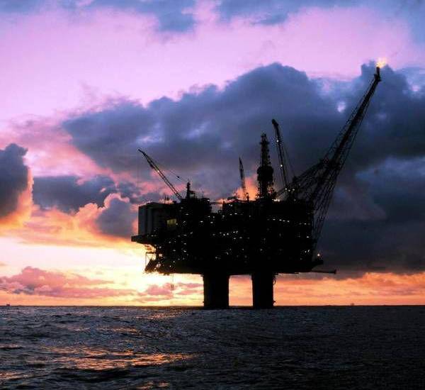 Precios de petróleo aumentan debido a tensiones geopolíticas persistentes